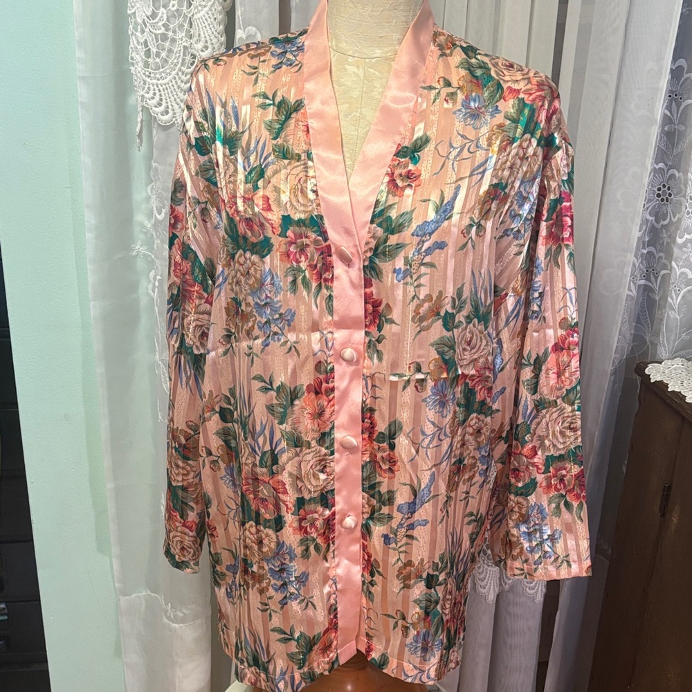Vintage Victoria’s Secret Soft Pink Silky Floral Night Shirt Sz M